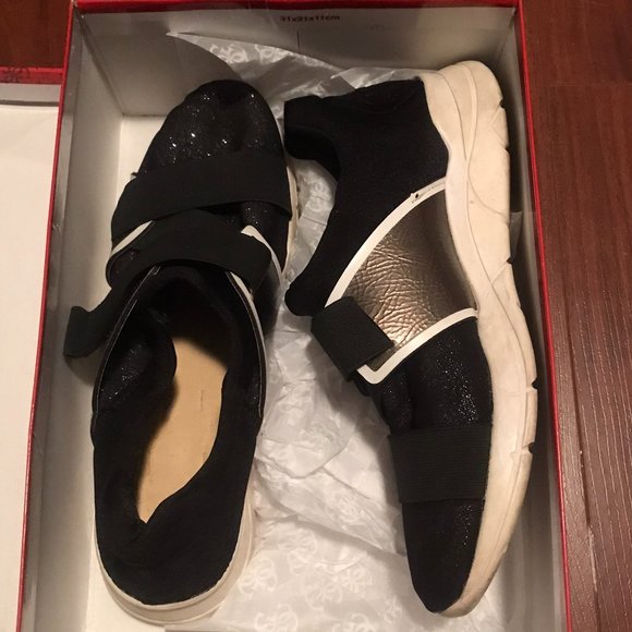 Guess Gwverna Sneakers - Picture 1 of 8